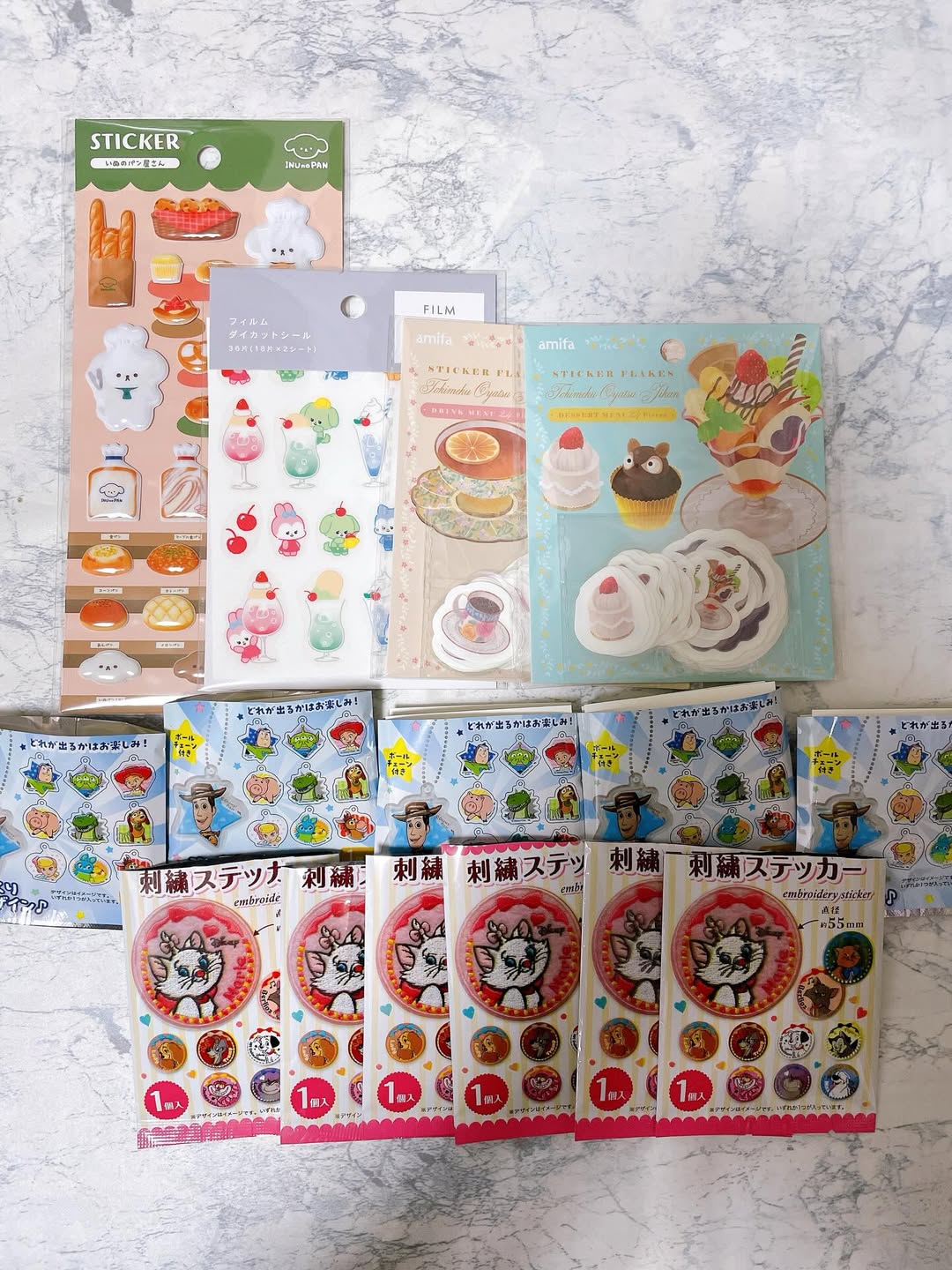 セリア購入品 トイストーリーのキーホルダーとシール